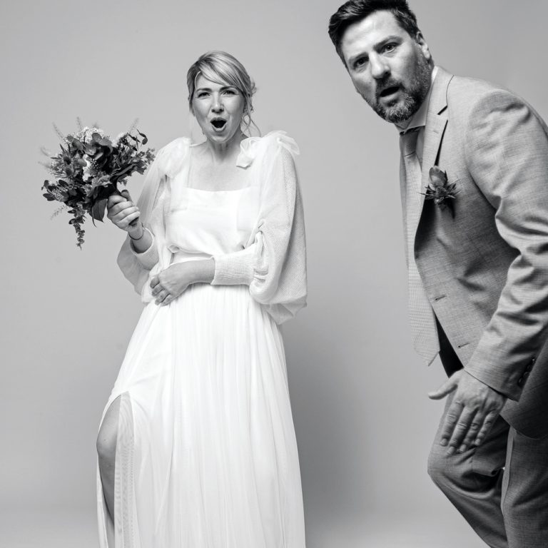 Brautpaar vor neutralem beigen Hintergrund im Studio H fotografiert